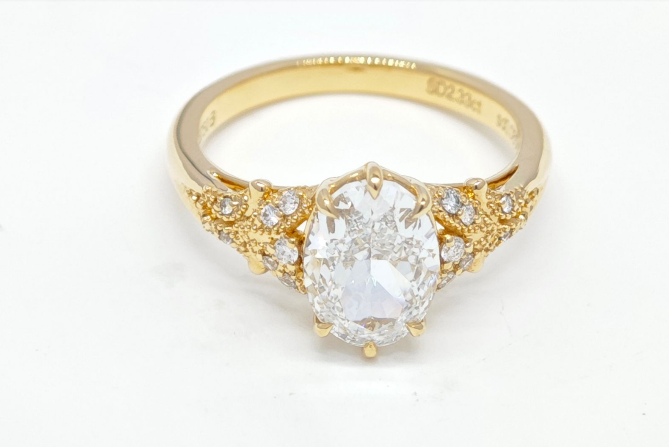 18k  gold Oval Diamond Ring