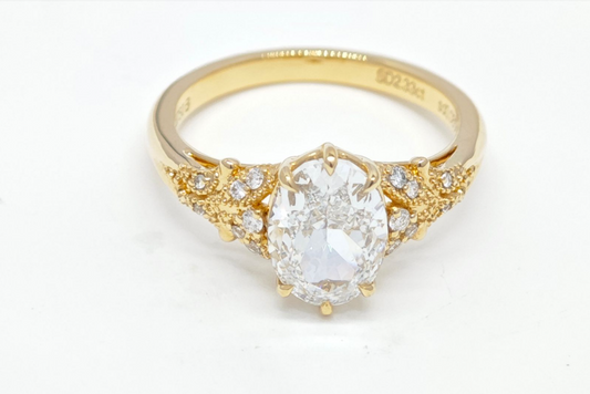 18k  gold Oval Diamond Ring