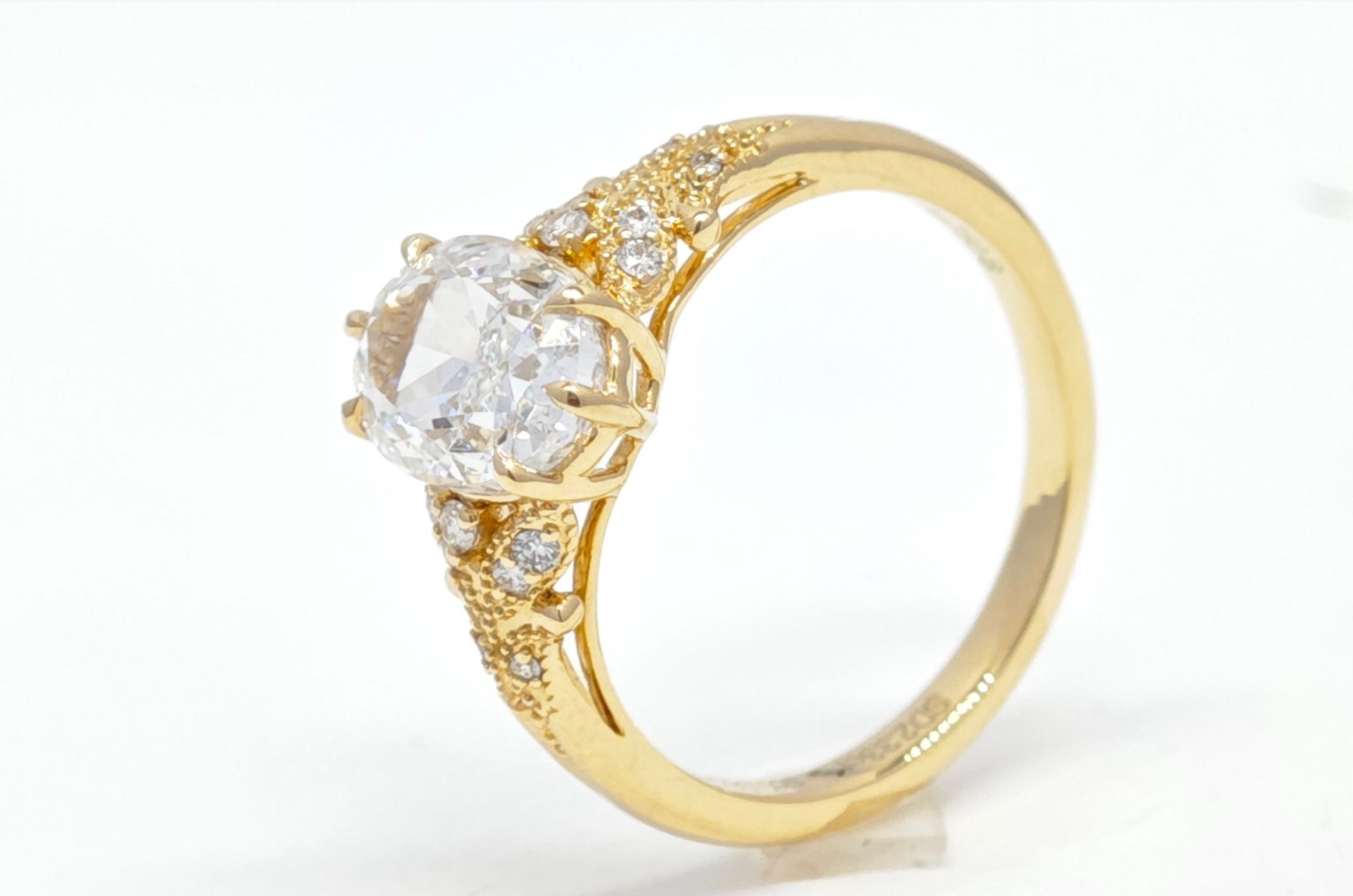 18k  gold Oval Diamond Ring